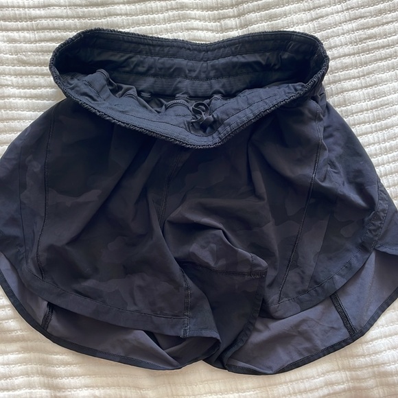 Lululemon 5in track that mid rise shorts- barely used - Picture 4 of 4